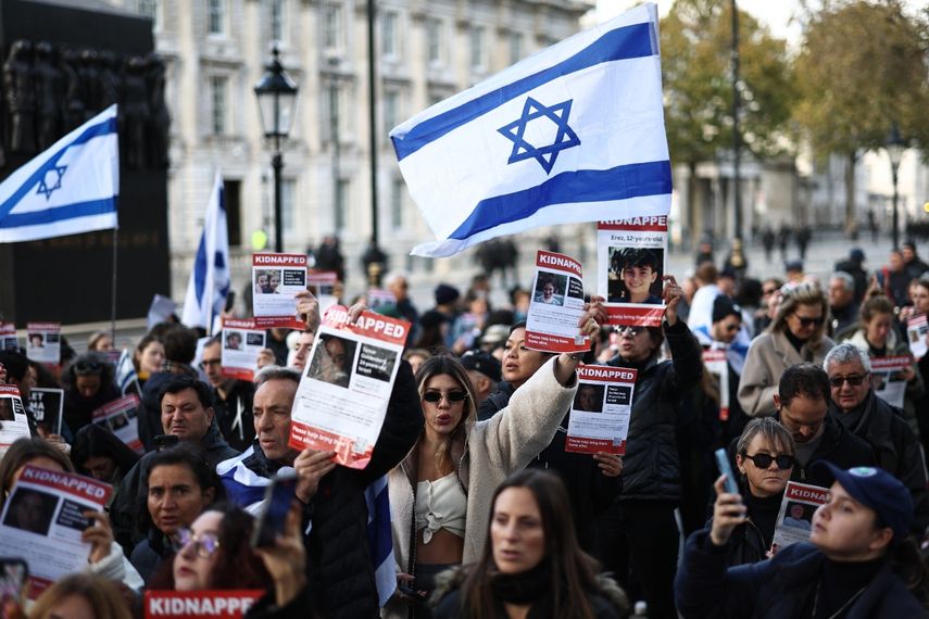 La gente sostiene carteles de los secuestrados mientras participan en una vigilia para recordar a las víctimas del ataque de Hamás hace un mes, el 7 de octubre, y pedir la liberación de los rehenes, frente a la entrada de Downing Street, la residencia oficial del Primer Ministro británico. Ministro, en Londres el 7 de noviembre de 2023.