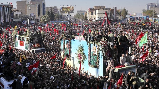 Los ata&uacute;des del general Qassem Soleimani y los dem&aacute;s fallecidos en Irak por un ataque de dron estadounidense son trasladados en camiones rodeados por dolientes durante un cortejo f&uacute;nebre en la ciudad de Kerman, en Ir&aacute;n, el martes 7 de enero de 2020.&nbsp;