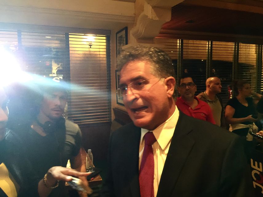 En un restaurante del sector de Kendall, Joe García celebró su triunfo en las primarias demócratas. (D.C)
