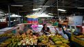 Los vendedores de productos agrícolas esperan a los clientes en un mercado en Caracas, Venezuela.