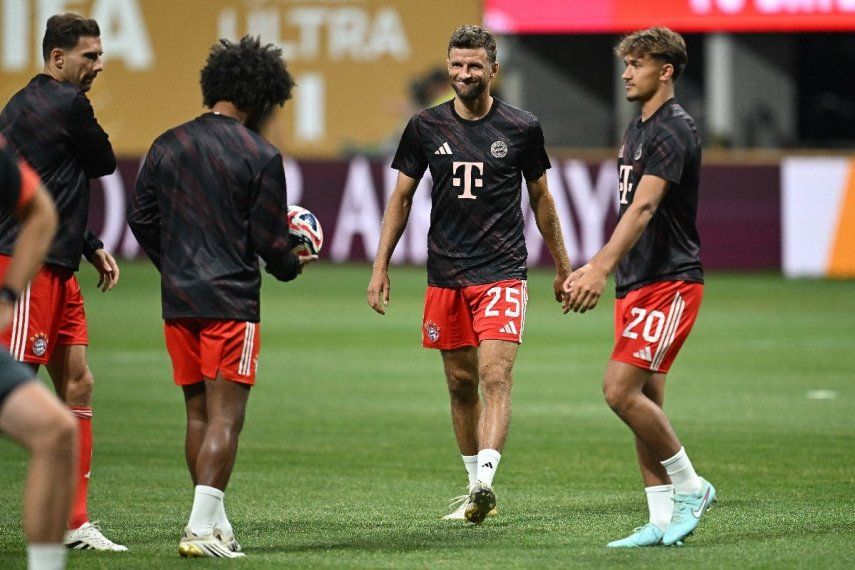 El delantero alemán #25 del Bayern Múnich, Thomas Mueller (2.º por la derecha), sonríe durante un calentamiento antes del partido de cuartos de final de la Copa Mundial de Clubes de la FIFA 2025 entre el París Saint-Germain de Francia y el Bayern Múnich de Alemania en el Mercedes-Benz Stadium en Atlanta el 5 de julio de 2025.