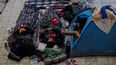 Migrantes centroamericanos de la caravana descansan en un albergue en Tijuana, México.