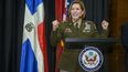 En la gráfica cortesía de la Embajada de los Estados Unidos en RD, la general Laura Richardson mientras pronuncia el discurso en el acto de inauguración de la Feria de la Salud para la Mujer en el Club Mauricio Báez en Santo Domingo.