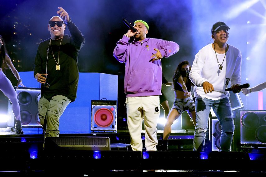 Gente de Zona junto a Ovi, quienes interpretarán el tema Qué Locura.