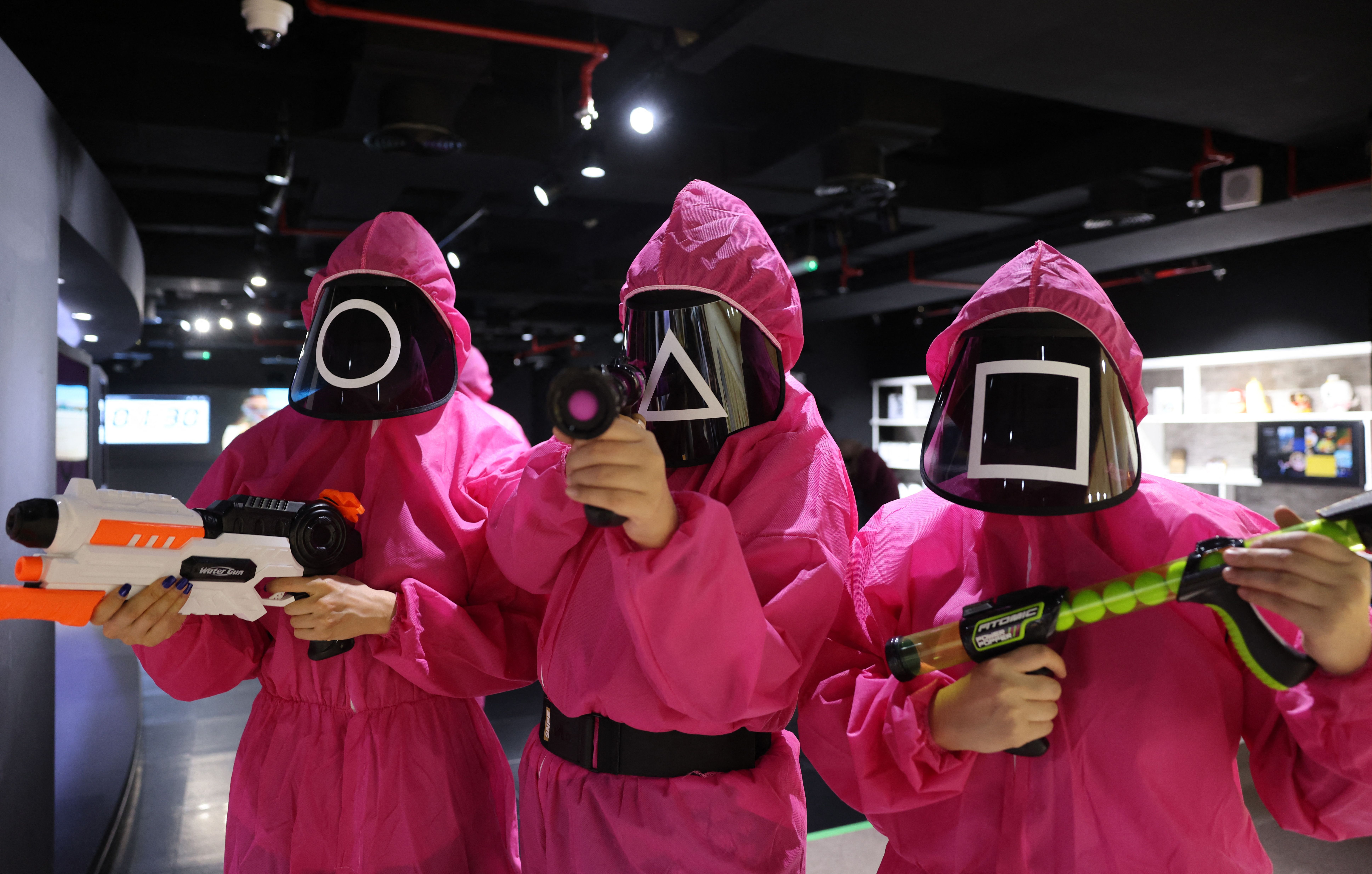 Los participantes participan en un evento en el que juegan los juegos del gran éxito de Netflix Squid Game en el Centro Cultural Coreano en Abu Dhabi, el 12 de octubre de 2021. Los participantes participan en un evento en el que juegan los juegos del gran éxito de Netflix Squid Game en el Centro Cultural Coreano en Abu Dhabi, el 12 de octubre de 2021.