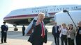 El presidente Donald J. Trump habla con periodistas en el estreno del nuevo Air Force One.