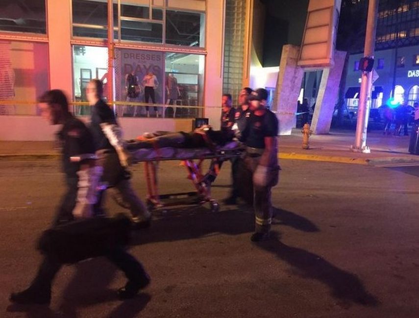 En la imagen cuando paramédicos trasladaban a uno de los heridos. (Foto Twitter)