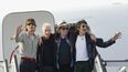 En esta imagen de archivo del 24 de marzo de 2016, los miembros de los The Rolling Stones, Mick Jagger, Charlie Watts, Keith Richards y Ron Wood posan para fotos ante su avi&oacute;n en el aeropuerto Jos&eacute; Mart&iacute; de La Habana, Cuba. La famosa banda brit&aacute;nica ahora tiene su tienda en Londres.