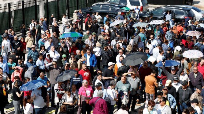 Mexicanos hacen cola en Chicago, Illinois a la espera de poder depositar su voto para elegir presidente y diputados en México.