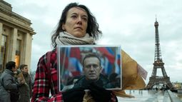 La rusa Ksenia Karacheva sostiene una imagen de Alexei Navalni durante una reunión en homenaje al fallecido líder de la oposición rusa, en la plaza Trocadero, el 22 de febrero de 2024 en París.