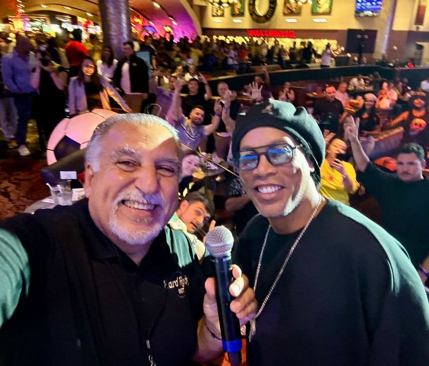 Ronaldinho (der.) fue el anfitrión y Fernando Fiore el animador de una noche inolvidable en el Hard Rock Hotel & Casino en Tampa. | &nbsp;
