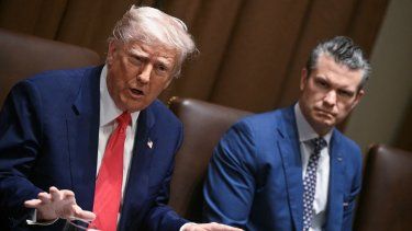 El presidente Donald Trump, junto al secretario de Defensa, Pete Hegseth, habla durante una reunión de gabinete en la Casa Blanca el 10 de abril de 2025, en Washington, DC.
