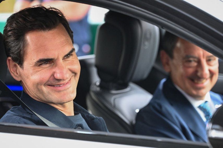 El extenista suizo Roger Federer (izquierda) y el presidente de la ACO, Pierre Fillon, previo al inicio de las 24 Horas de Le Mans 2025.