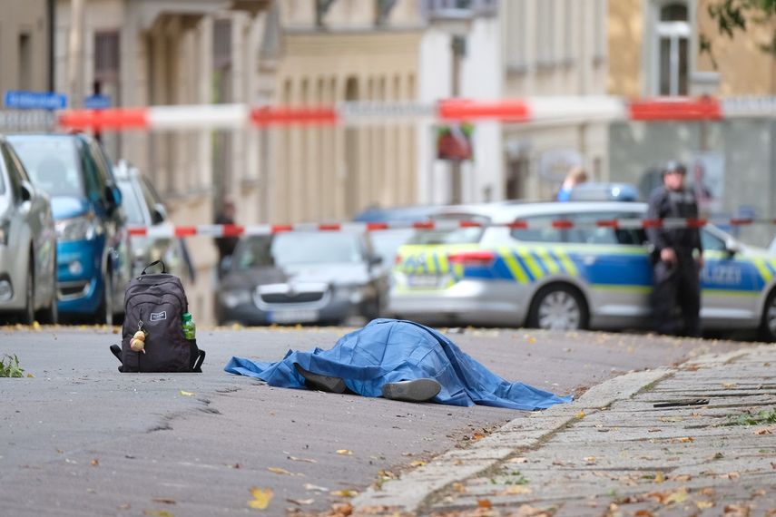 Un cad&aacute;ver yace en una calle de Halle, Alemania, el mi&eacute;rcoles 9 de octubre de 2019, despu&eacute;s de un tiroteo. Un pistolero hizo varios disparos el mi&eacute;rcoles en la ciudad alemana de Halle. La polic&iacute;a dice que una persona fue arrestada despu&eacute;s del tiroteo, que dej&oacute; dos personas muertas.&nbsp;