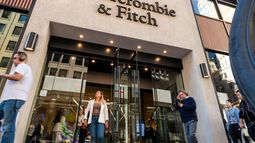 Una mujer sale de una de las tiendas de la cadena estadounidense Abercrombie & Fitch Una mujer sale de una de las tiendas de la cadena estadounidense Abercrombie & Fitch