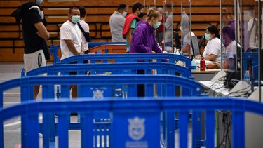 Varias personas hacen fila para recibir la vacuna de Pfizer contra el COVID-19 el jueves 2 de septiembre de 2021, en Pamplona, en el norte de España.
