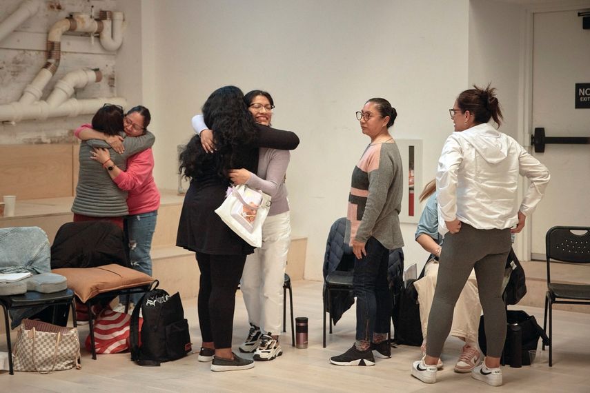 sistentes a una clase de prevención del acoso sexual para niñeras y empleadas del hogar lloran y se abrazan durante el seminario, el 27 de abril de 2024, en Brooklyn, Nueva York. En Estados Unidos, el trabajo doméstico está excluido de muchas protecciones federales en el lugar de trabajo, y la naturaleza privada y domiciliaria del empleo significa que el abuso tiende a ocurrir a puerta cerrada.