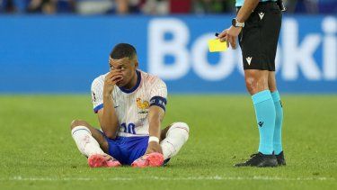 El atacante francés Kylian Mbappé en el piso con la nariz sangrando al ser amonestado en el partido contra Austria por el Grupo D de la Eurocopa, el lunes 17 de junio de 2024.