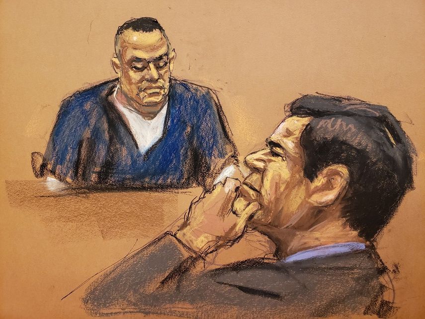 Reproducción fotográfica de un dibujo realizado por la artista Jane Rosenberg donde aparece Isaías Valdez Ríos (izq.) durante su testimonio frente al narcotraficante Joaquín El Chapo Guzmán (der.) en el tribunal del Distrito Sur en Brooklyn, Nueva York.
