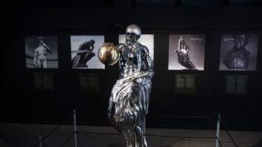 La primera escultura de inteligencia artificial del mundo, La estatua imposible, se exhibe en el museo Tekniska de Estocolmo el 8 de junio de 2023. Fue inspirada en las obras de cinco maestros, incluidos Miguel Ángel, Rodin y Takamura.