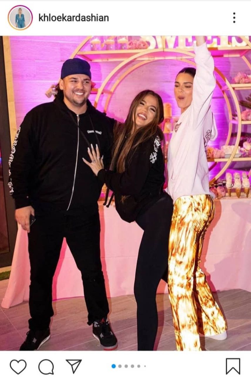 Rob Kardashian junto a sus hermanas&nbsp;Khlo&eacute; y&nbsp;Kendall.&nbsp;