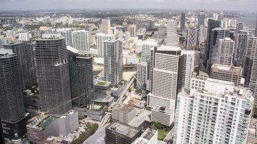 El mercado inmobiliario de Miami está recibiendo un influjo importante de compradores de altos ingresos de otros estados que tienen altas cargas impositivas.&nbsp;