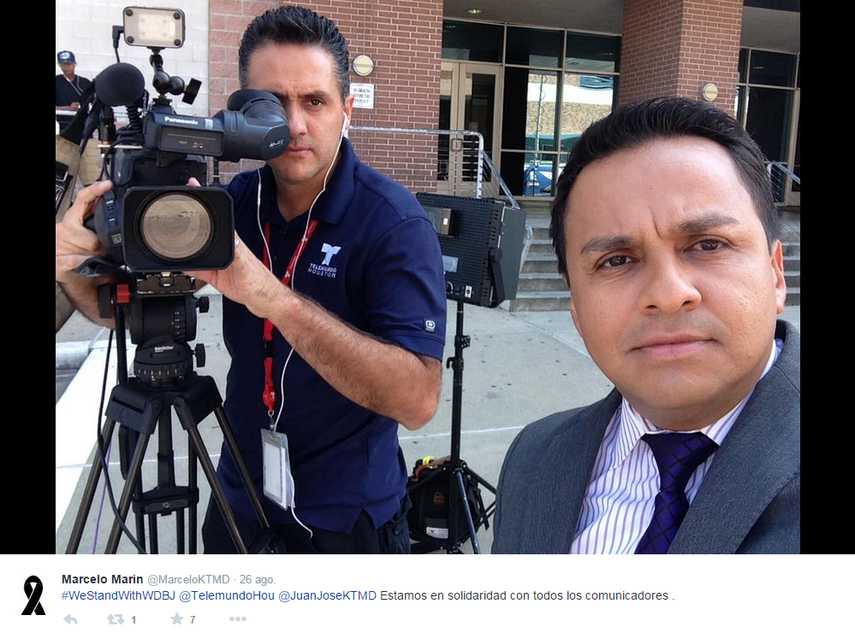 El reportero y el camarógrafo de Telemundo Houston. (TWITTER)