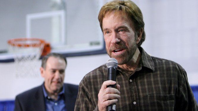 El actor estadounidense Chuck Norris (d) haciendo campaña a favor del aspirante republicano a la presidencia Mike Huckabee (i) durante un acto de campaña en el New England College, en Henniker, Nuevo Hampshire (EE. UU.), el 4 de enero de 2008 (reeditada el 20 de marzo de 2026).&nbsp;