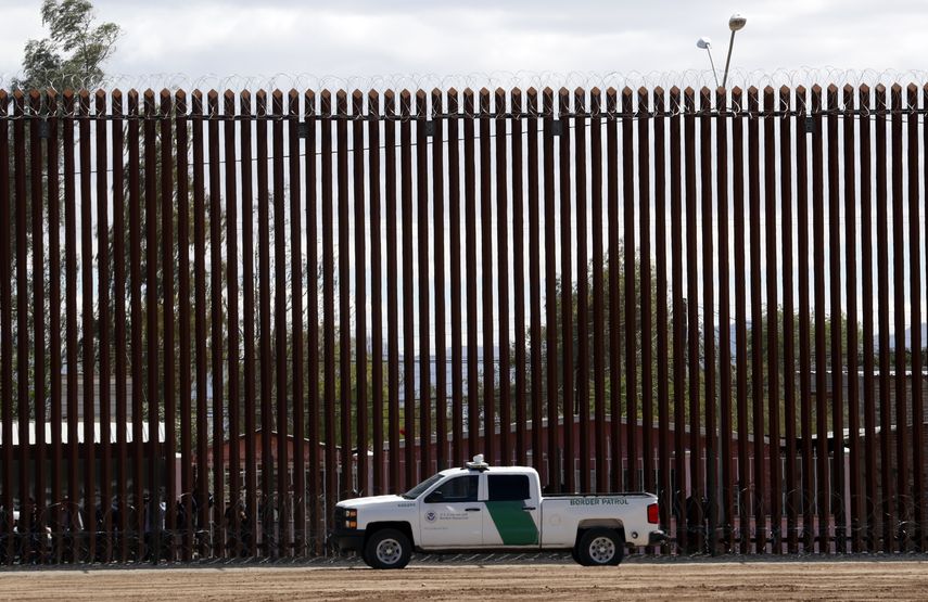 Imagen de archivo que muestra un vehículo de la Oficina de Aduanas y Protección Fronteriza frente a la valla en la frontera con México.