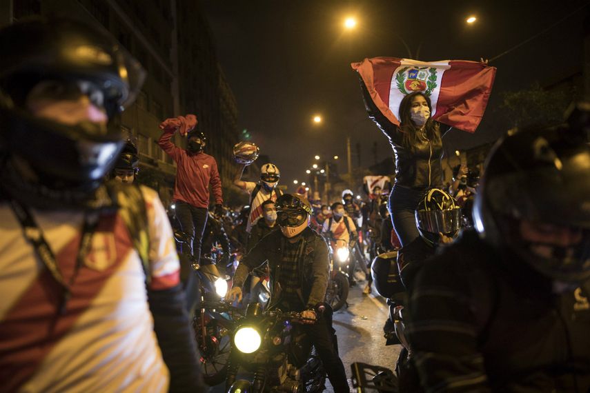 Una caravana de manifestantes en motocicletas marcha mientras espera a las noticias sobre quién será el próximo presidente del país, en Lima, Perú, el domingo 15 de noviembre de 2020. Manuel Merino anunció su renuncia tras protestas masivas, desencadenadas cuando los legisladores destituyeron al expresidente Martín Vizcarra.