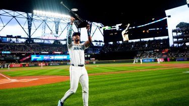 El jardinero central de los Marineros de Seattle Julio Rodríguez sostiene el trofeo al toletero de plata de la temporada pasada durante el Día Inaugural en el encuentro ante los Medias Rojas de Boston el jueves 28 de marzo del 2024.&nbsp;