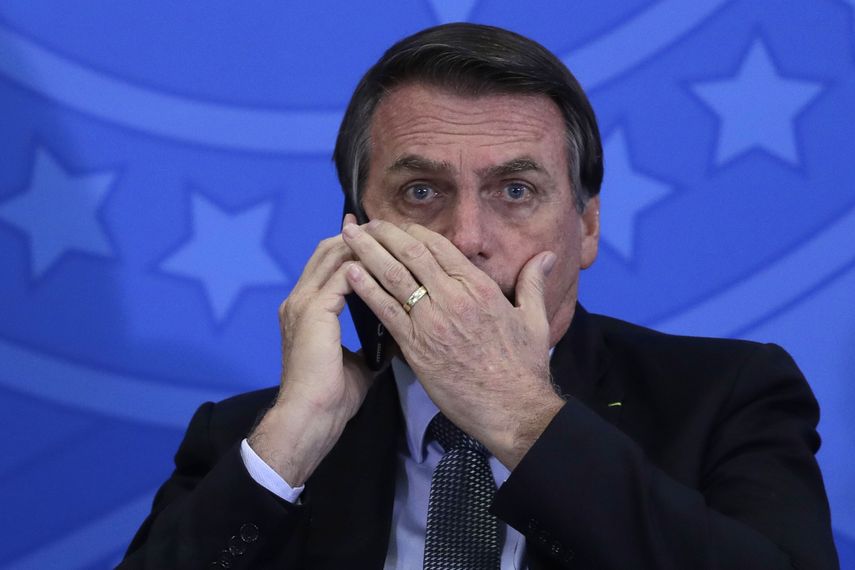 El presidente de Brasil, Jair Bolsonaro, habla por celular durante una ceremonia en el palacio presidencial Planalto en Brasilia, Brasil, el martes 23 de julio de 2019.&nbsp;