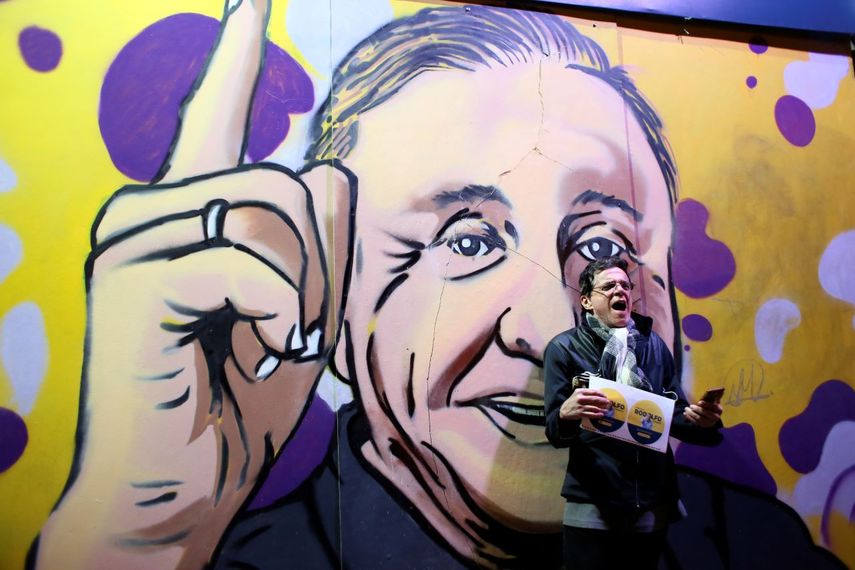 Un partidario de Rodolfo Hernández, candidato presidencial de la Liga de Gobernadores Anticorrupción, celebra frente a un mural del candidato la noche de las elecciones en Bogotá, Colombia, el domingo 29 de mayo de 2022.