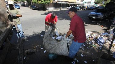 Esa basura hay que sacarla con máquinas porque es mucha y nosotros no  tenemos el equipo para eso, reveló un grupo de trabajadores que  intentaba recoger los desperdicios con una sábana.