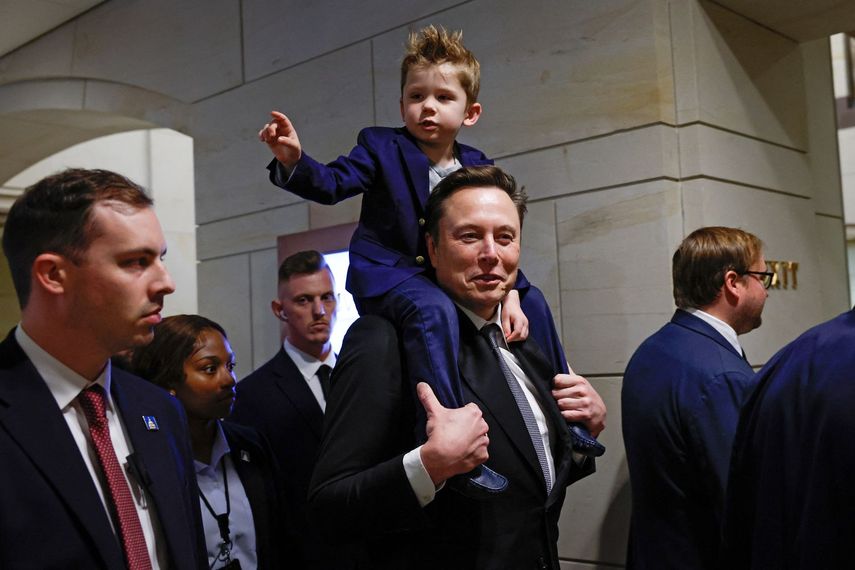 El multimillonario Elon Musk y su hijo montado sobre sus hombros durante su visita hace semanas al Capitolio en Washington.