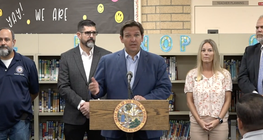 El gobernador DeSantis en rueda de prensa en una escuela&nbsp;