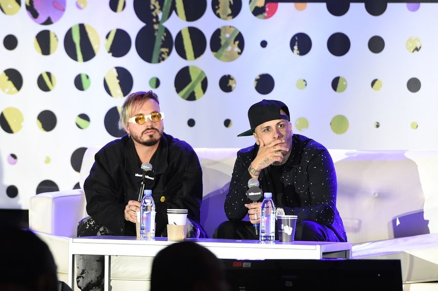 Los reguetoneros J Balvin y Nicky Jam en la conferencia de los Latin Billboard, en Miami Beach.&nbsp;