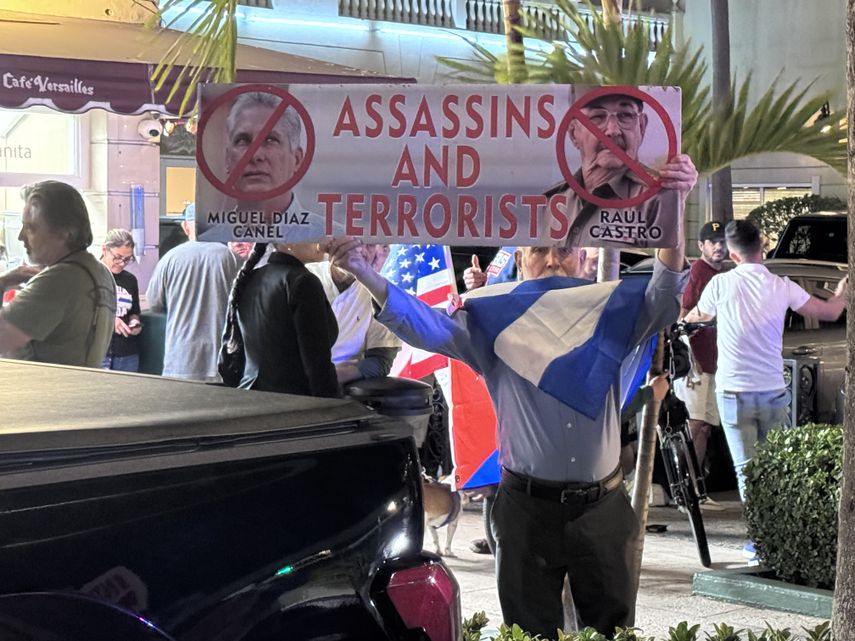 A la vigilia asistieron decenas de exiliados cubanos, así como integrantes de organizaciones y movimientos que promueven la libertad en Cuba.