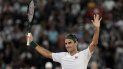 En esta foto de archivo del viernes 7 de febrero de 2020, Roger Federer agradece a la multitud después de ganar 3 sets a 2 contra Rafael Nadal en su partido de exhibición de tenis celebrado en el Cape Town Stadium en Ciudad del Cabo, Sudáfrica. En esta foto de archivo del viernes 7 de febrero de 2020, Roger Federer agradece a la multitud después de ganar 3 sets a 2 contra Rafael Nadal en su partido de exhibición de tenis celebrado en el Cape Town Stadium en Ciudad del Cabo, Sudáfrica.