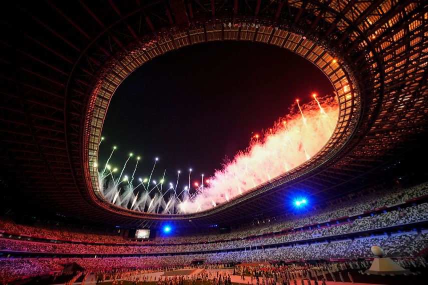 Fuegos artificiales iluminan el Estadio Olímpico tras la clausura de los Juegos Olímpicos de Tokio, el domingo 8 de agosto de 2021 luego de cumplir todos los deportes de la cita