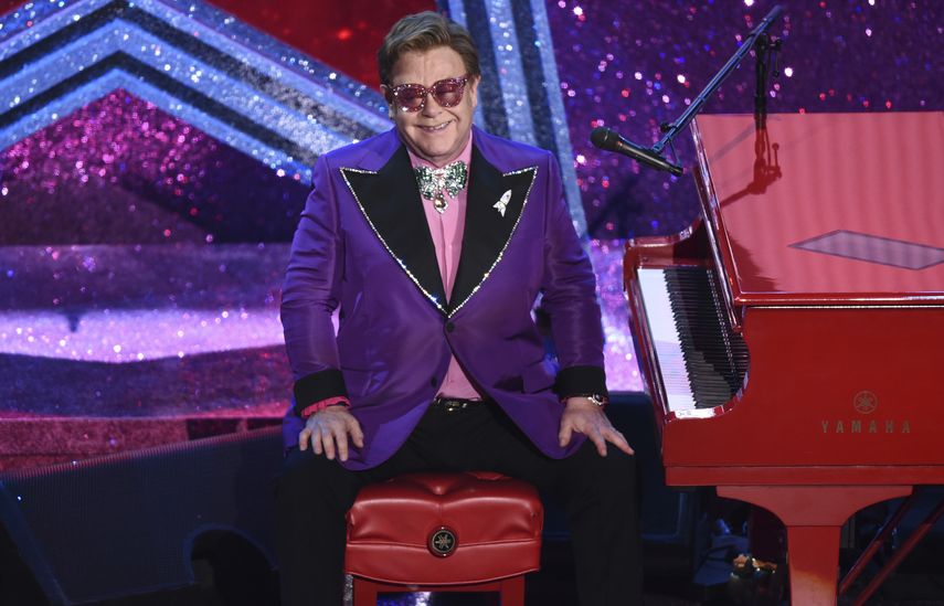 Elton John sonríe tras tocar la canción nominada al Oscar (Im Gonna) Love Me Again de la película Rocketman el 9 de febrero de 2020 en la ceremonia de los Premios de la Academia en Los Ángeles.
