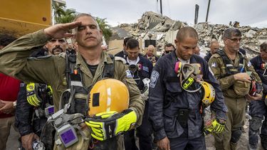 &nbsp;Un miembro del equipo israelí de búsqueda y rescate saluda frente a los escombros del edificio residencial Champlain Towers South, el miércoles 7 de julio de 2021, en Surfside, Florida.&nbsp;