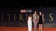 La actriz estadounidense Angelina Jolie llega con sus hijas Zahara Jolie -a la izquierda- y Shiloh Jolie-Pitt -a la derecha- para la proyección de la película Eternals el 24 de octubre de 2021 en el Auditorio Parco della Musica de Roma, durante la edición XVI del Festival de Cine de Roma.