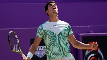 Carlos Alcaraz celebra tras derrotar a Alex de Miñaur en la final del torneo del Queens Club, el domingo 25 de junio de 2023, en Londres.&nbsp;
