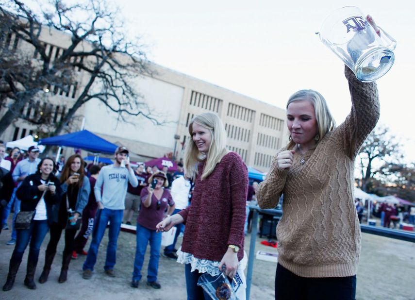 Estudiantes fuera de la Universidad A&M en Texas.