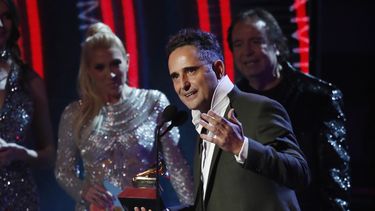 El cantautor uruguayo Jorge Drexler recibe el Latin Grammy a la canción del año.&nbsp;