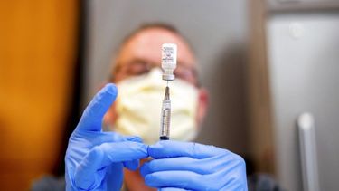 Miles de vacunas son aplicadas a diario.