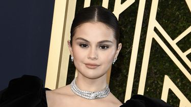 La cantante Selena Gómez en la alfombra de los SAG Awards 2022. Famosos, como Selena Gómez, se pronuncian contra tiroteo en escuela de Texas.