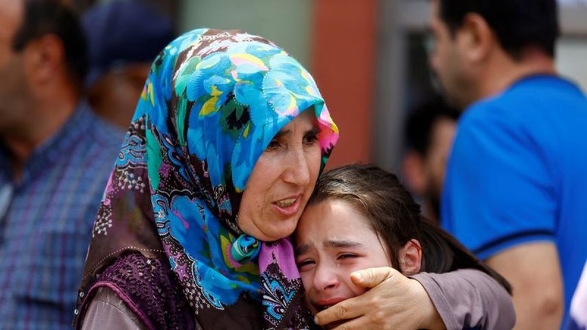 Familiares lloran la muerte de sus seres queridos mientras esperan la entrega de sus cuerpos en una morgue en&nbsp;Estambul (EFE)