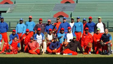 Peloteros cubanos que entrenaban en el Estadio Latinoamericano de La Habana para participar en el Clásico Mundial de béisbol en 2006.